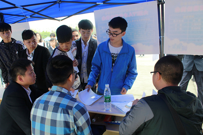 IT人才供需洽談會:職為新華 火爆全場