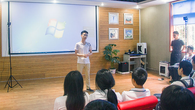 不一樣的開班儀式，體驗VR科技之旅