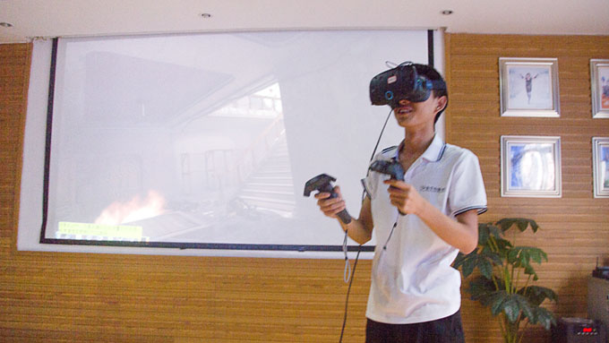 不一樣的開班儀式，體驗VR科技之旅