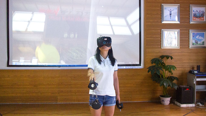 不一樣的開班儀式，體驗VR科技之旅