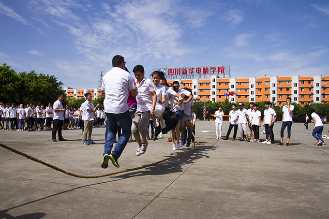 趣味運動會，老師和同學(xué)們都玩嗨了！