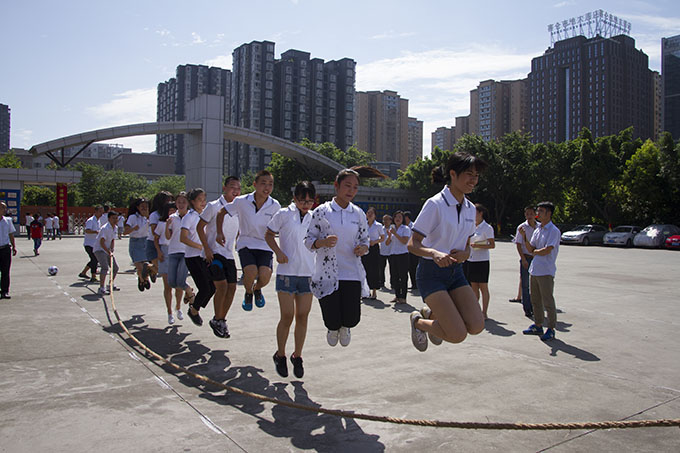 趣味運動會，老師和同學(xué)們都玩嗨了！