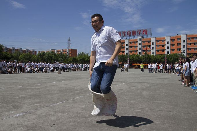 趣味運動會，老師和同學(xué)們都玩嗨了！