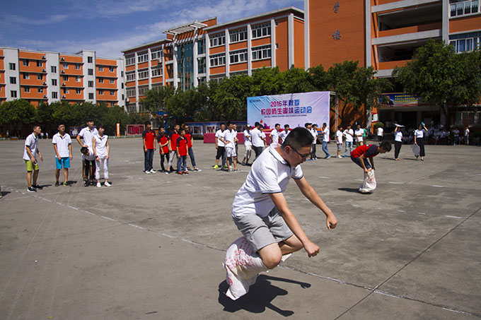 趣味運動會，老師和同學(xué)們都玩嗨了！