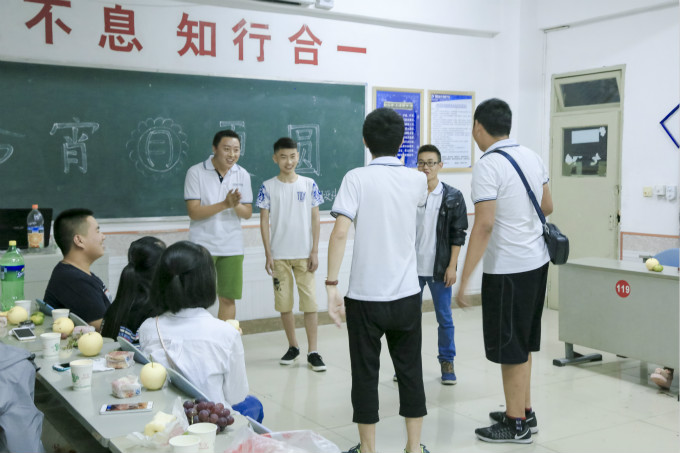 中秋節(jié)到了，各班級(jí)舉辦茶話(huà)會(huì)歡度佳節(jié)