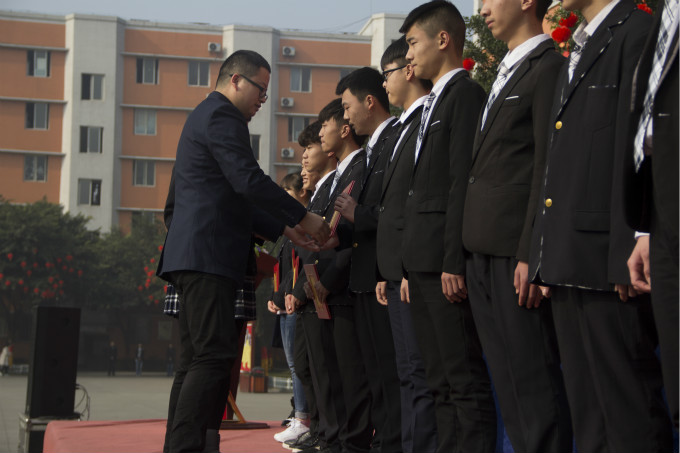 以優(yōu)生優(yōu)干為榜樣，做最優(yōu)秀的自己