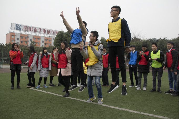 在拓展中相互認識，在拓展中展現(xiàn)自我