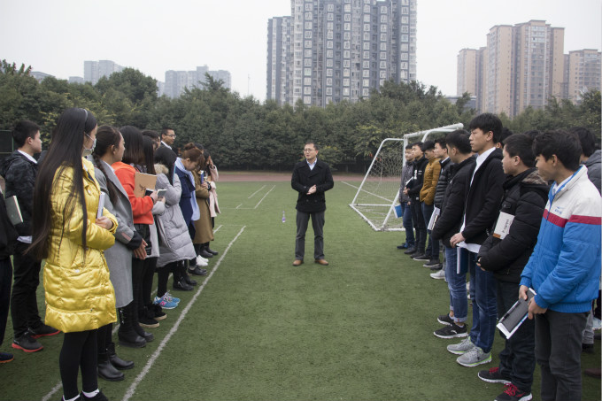 在拓展中相互認識，在拓展中展現(xiàn)自我