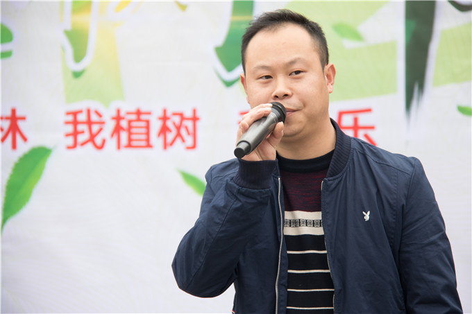 植樹節(jié)，四川新華師生在行動(dòng)！