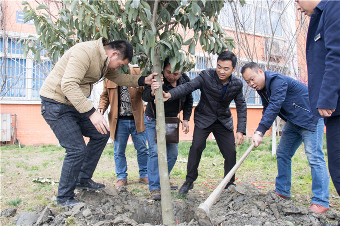 植樹節(jié)，四川新華師生在行動(dòng)！
