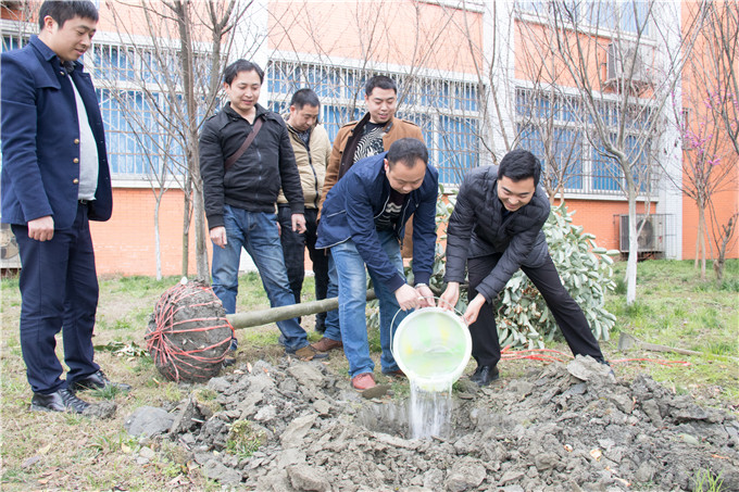 植樹節(jié)，四川新華師生在行動(dòng)！