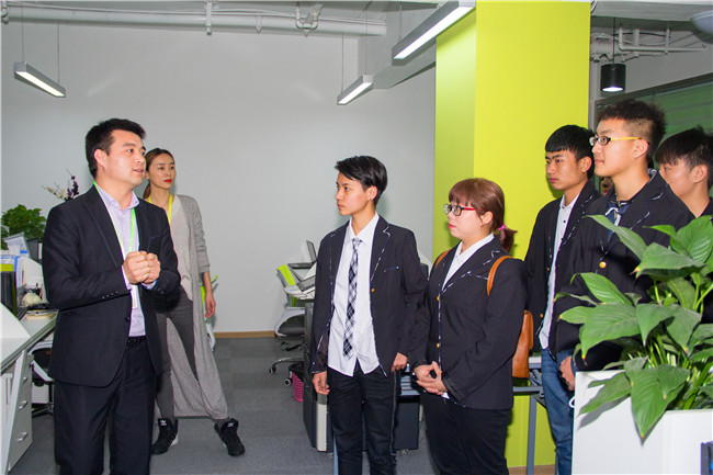 走進(jìn)愛奇藝，開啟青春時(shí)尚之旅