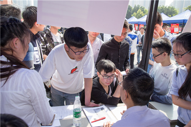 IT人才供需洽談會：100多家企業(yè)，“職”為新華