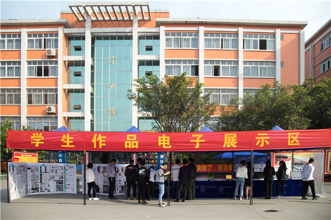 IT人才供需洽談會：100多家企業(yè)，“職”為新華