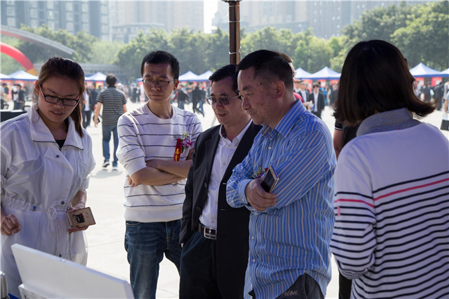 IT人才供需洽談會：100多家企業(yè)，“職”為新華