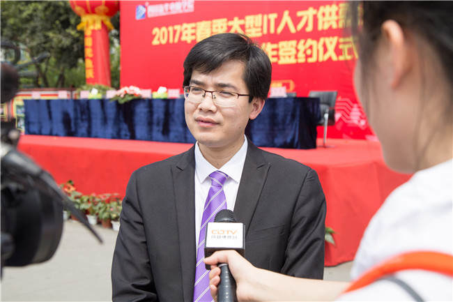 IT人才供需洽談會：100多家企業(yè)，“職”為新華