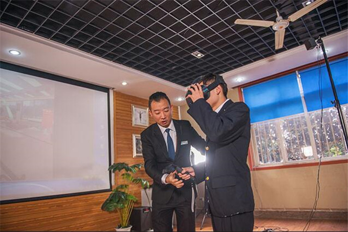 競技時代CEO李金龍老師已抵蓉，下午開講！