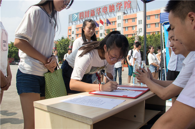 校企合作，玩轉(zhuǎn)新華學(xué)子職場(chǎng)未來(lái)