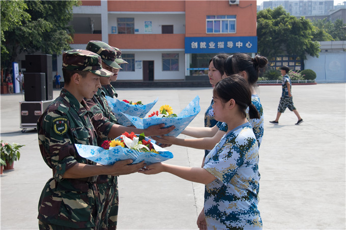 2017年秋季新生軍訓(xùn)會(huì)操暨總結(jié)表彰大會(huì)