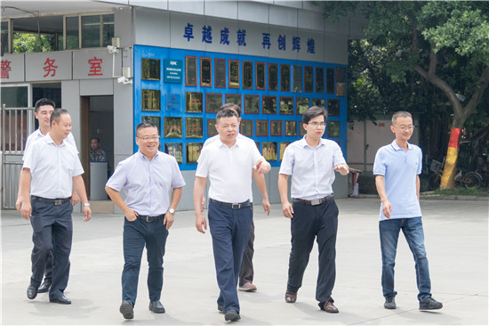  區(qū)人力資源和社會保障局、就業(yè)局領(lǐng)導(dǎo)蒞臨我院視察