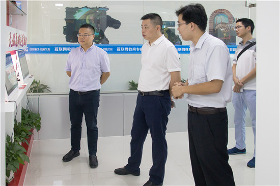  區(qū)人力資源和社會保障局、就業(yè)局領(lǐng)導(dǎo)蒞臨我院視察