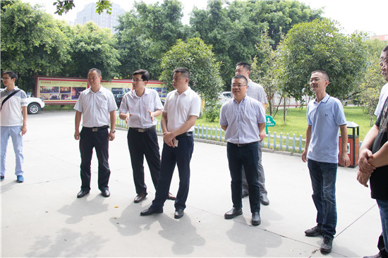  區(qū)人力資源和社會保障局、就業(yè)局領(lǐng)導(dǎo)蒞臨我院視察