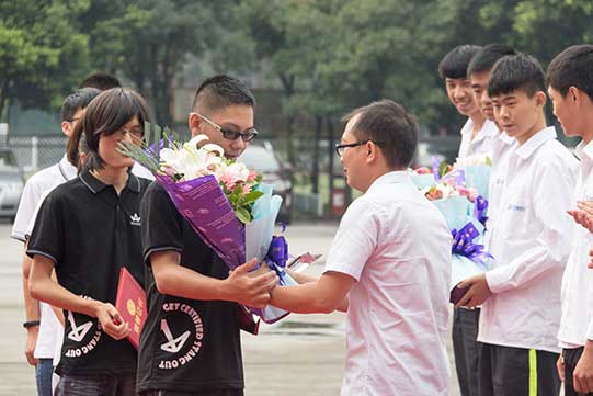 斬獲獎(jiǎng)項(xiàng)，四川新華歐特克杯“王者團(tuán)隊(duì)”凱旋歸來