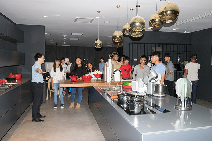 與智能握手，四川新華電腦學(xué)院學(xué)子企業(yè)參觀行