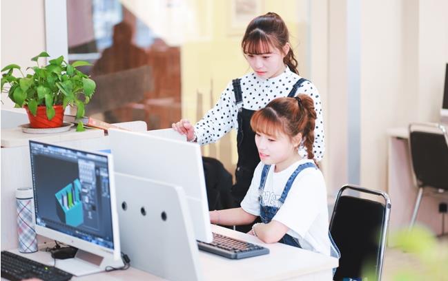 誰(shuí)說(shuō)只有男生適合學(xué)IT,女生學(xué)IT有優(yōu)勢(shì)