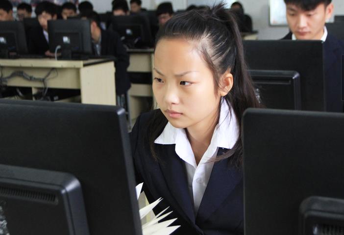 誰(shuí)說(shuō)只有男生適合學(xué)IT,女生學(xué)IT有優(yōu)勢(shì)