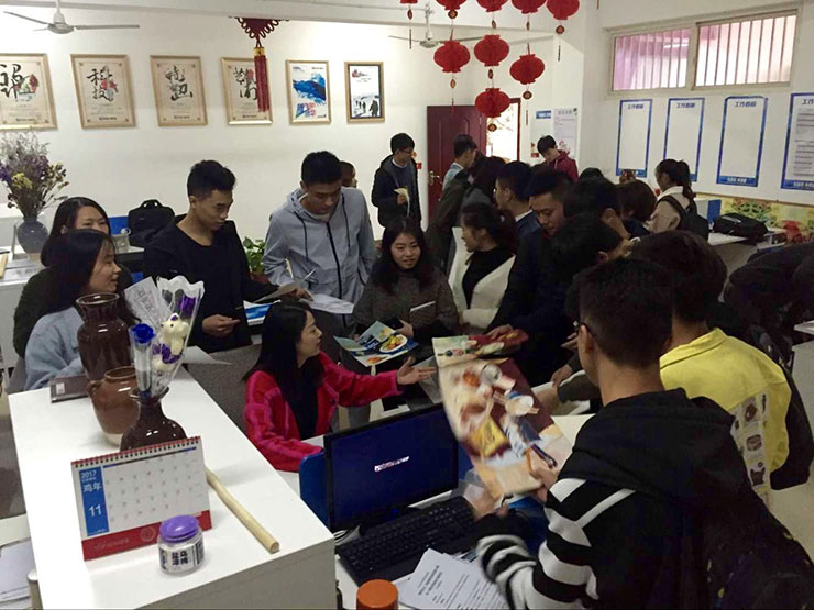 天氣涼，四川新華技能大賽火熱舉辦，學(xué)子露鋒芒