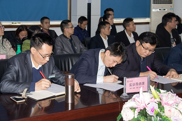 我院舉辦畢業(yè)生答辯會，隆重邀請家長前來旁聽