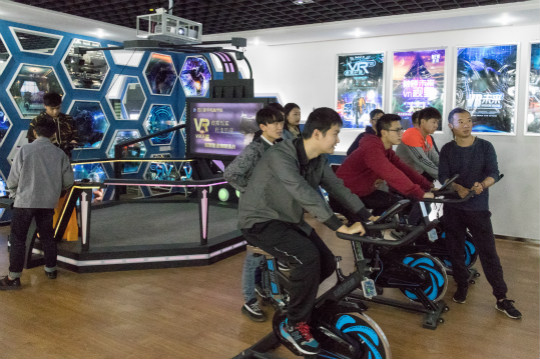 VR體驗(yàn)，智能科技盛宴獲學(xué)子熱捧