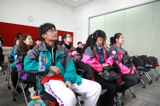 科技零距離！新華學(xué)子百度互聯(lián)網(wǎng)體驗之旅  