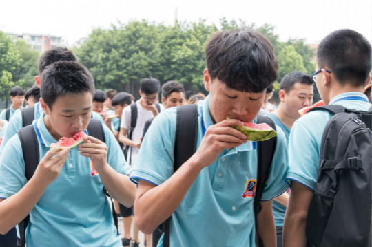 西瓜紅了，四川新華學(xué)子盡顯“吃貨”本能