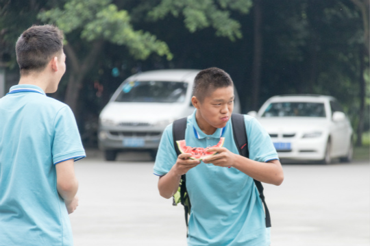 西瓜紅了，四川新華學(xué)子盡顯“吃貨”本能