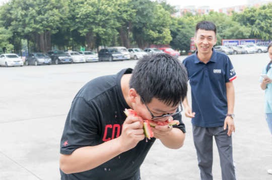 西瓜紅了，四川新華學(xué)子盡顯“吃貨”本能