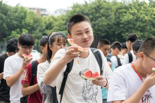 西瓜紅了，四川新華學(xué)子盡顯“吃貨”本能