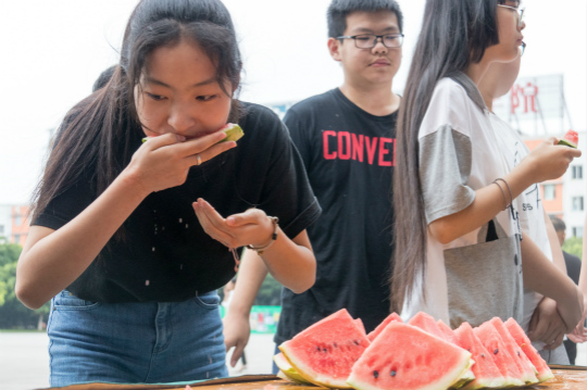西瓜紅了，四川新華學(xué)子盡顯“吃貨”本能