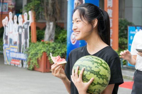 西瓜紅了，四川新華學(xué)子盡顯“吃貨”本能