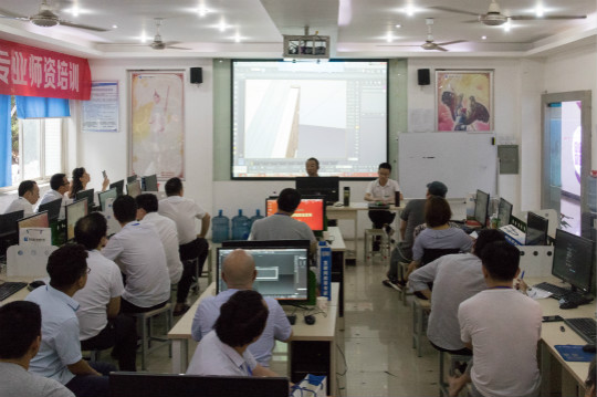 新華互聯(lián)網(wǎng)科技2018暑期VR師資培訓之：讓VR在課堂上誕生