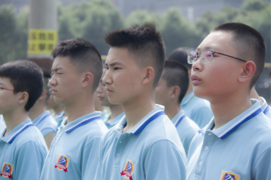 春風(fēng)十里不如你，新生軍訓(xùn)歡樂多  