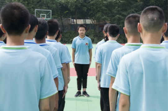 春風(fēng)十里不如你，新生軍訓(xùn)歡樂多  