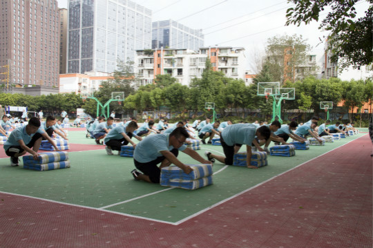 春風(fēng)十里不如你，新生軍訓(xùn)歡樂多  