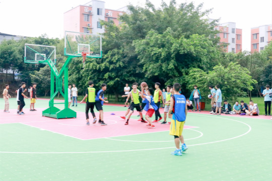 完美收官！四川新華籃球賽火力全開(kāi) 決賽現(xiàn)場(chǎng)上演強(qiáng)強(qiáng)對(duì)決！