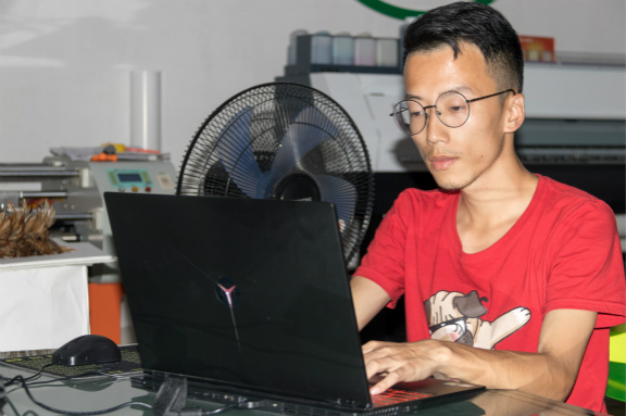 不安現(xiàn)狀，社會闖蕩十年，選擇新華重新出發(fā)