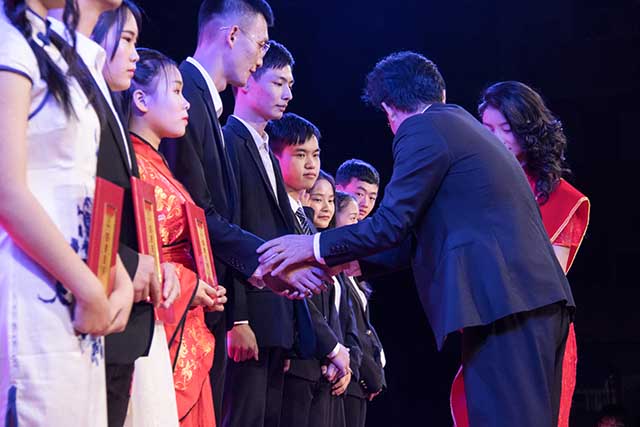 “慶國慶·迎新生”暨四川新華2018年秋季開學(xué)典禮圓滿落幕