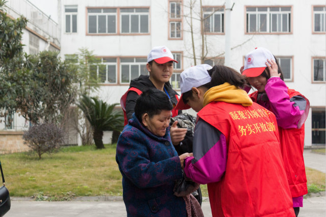 嚴(yán)冬送暖，四川新華電腦學(xué)院敬老院暖冬進(jìn)行時(shí)