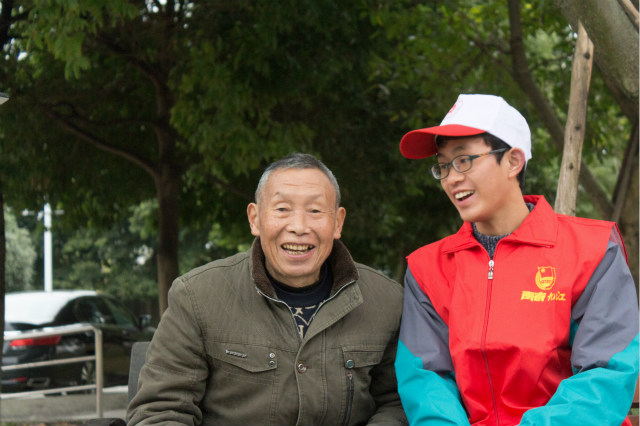 嚴(yán)冬送暖，四川新華電腦學(xué)院敬老院暖冬進(jìn)行時(shí)