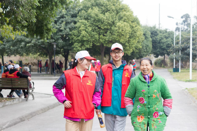 嚴(yán)冬送暖，四川新華電腦學(xué)院敬老院暖冬進(jìn)行時(shí)